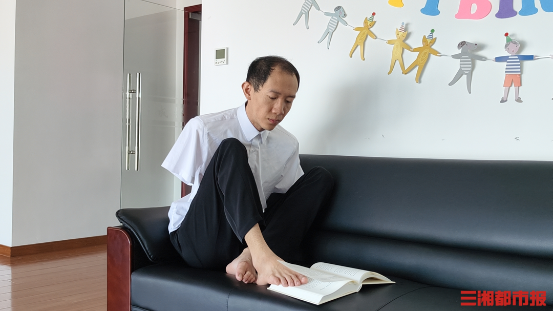 无臂青年彭超长沙开讲，双脚“写”出逆袭人生｜26℃