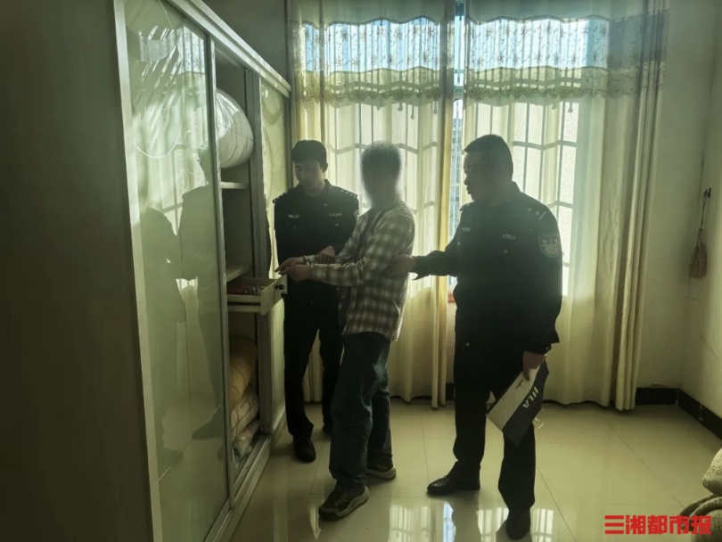 “黄金盗贼”逃跑摔翻，被监控拍成“动作喜剧”