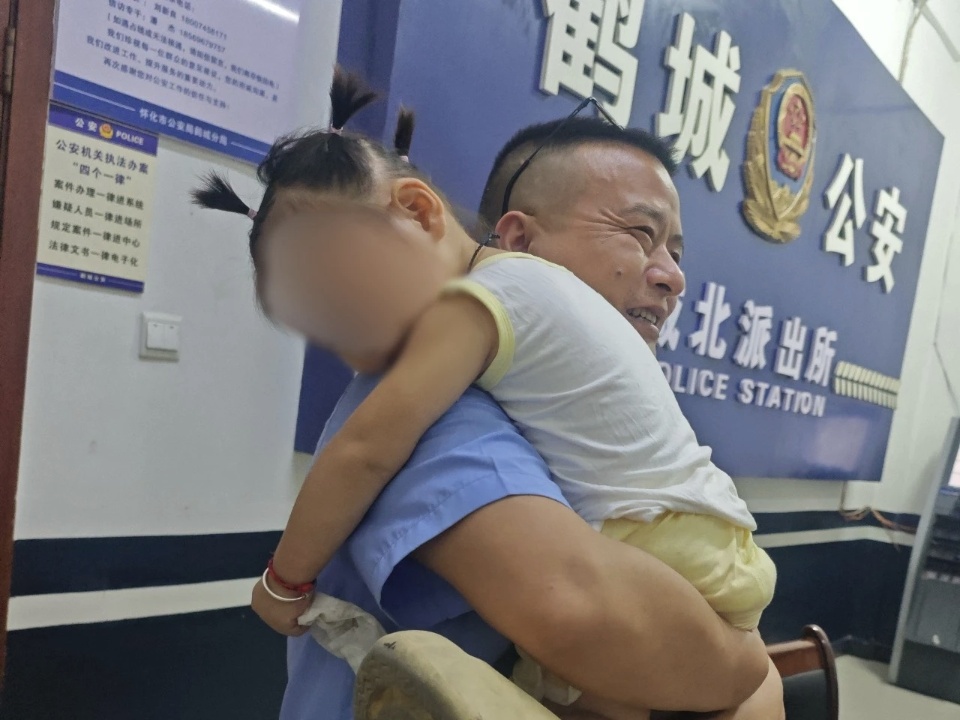 两岁幼童深夜独自站在路边，靠一枚长命锁民警快速寻亲