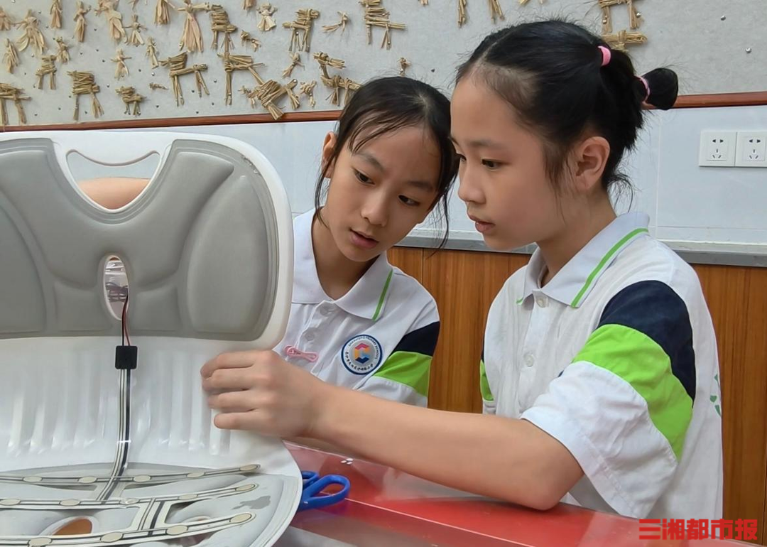 久坐伤身怎么办?长沙这群小学生自己发明“久坐提示腰靠”|湖湘少年说