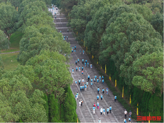 重阳节携长辈同行，千余群众登炎帝陵