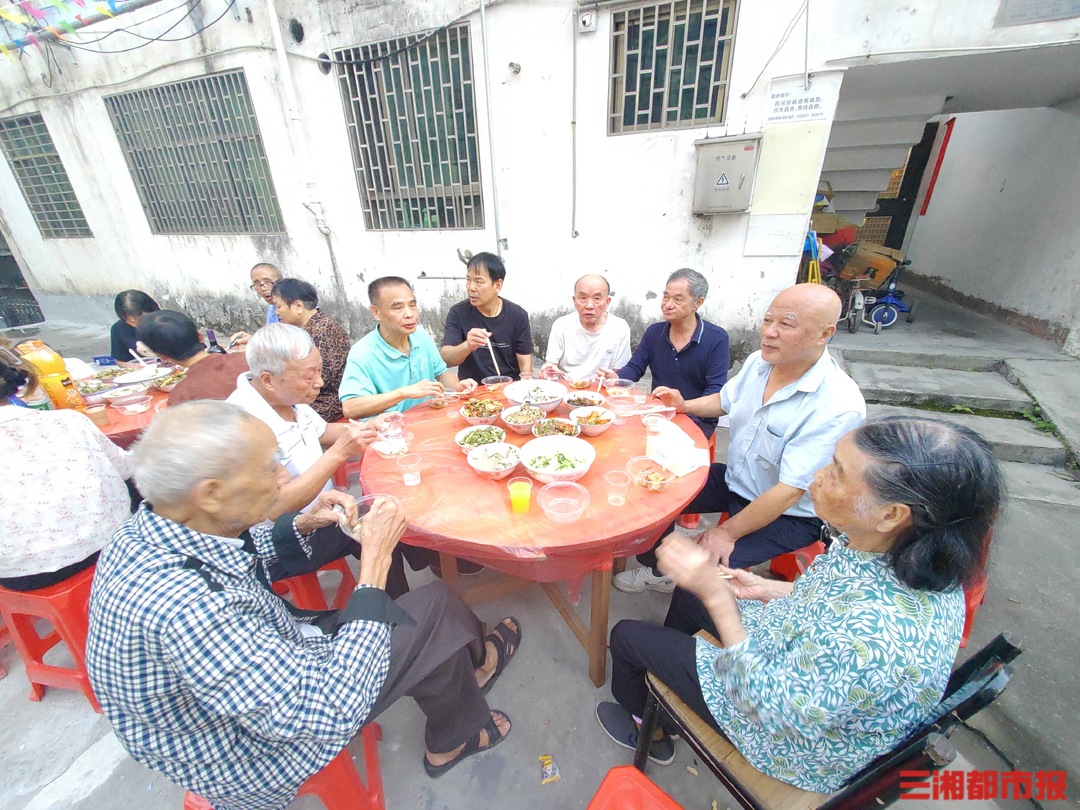 十三载坚守免费敬老宴，郴州南雅山庄邻里情点亮文明新风｜文明进社区