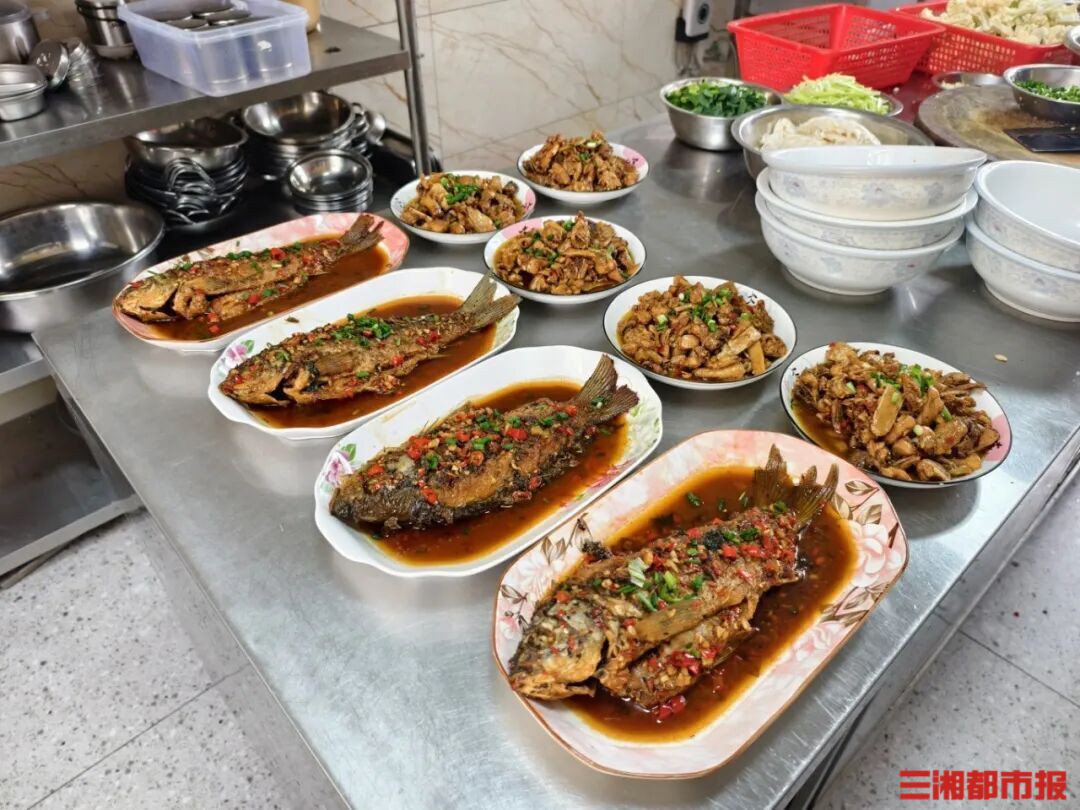 老人可坐公交去食堂,10块钱能吃6个菜 | 小区大事