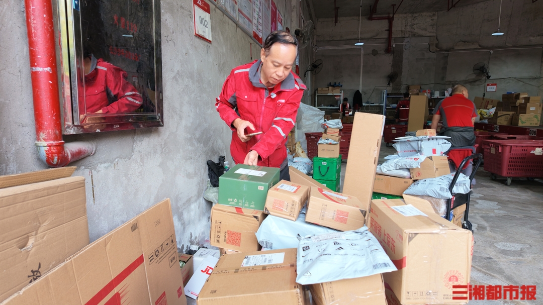 “快递不是青春饭,我干到了六十岁”,长沙一快递员十六年挣下了两套房|奔跑的人