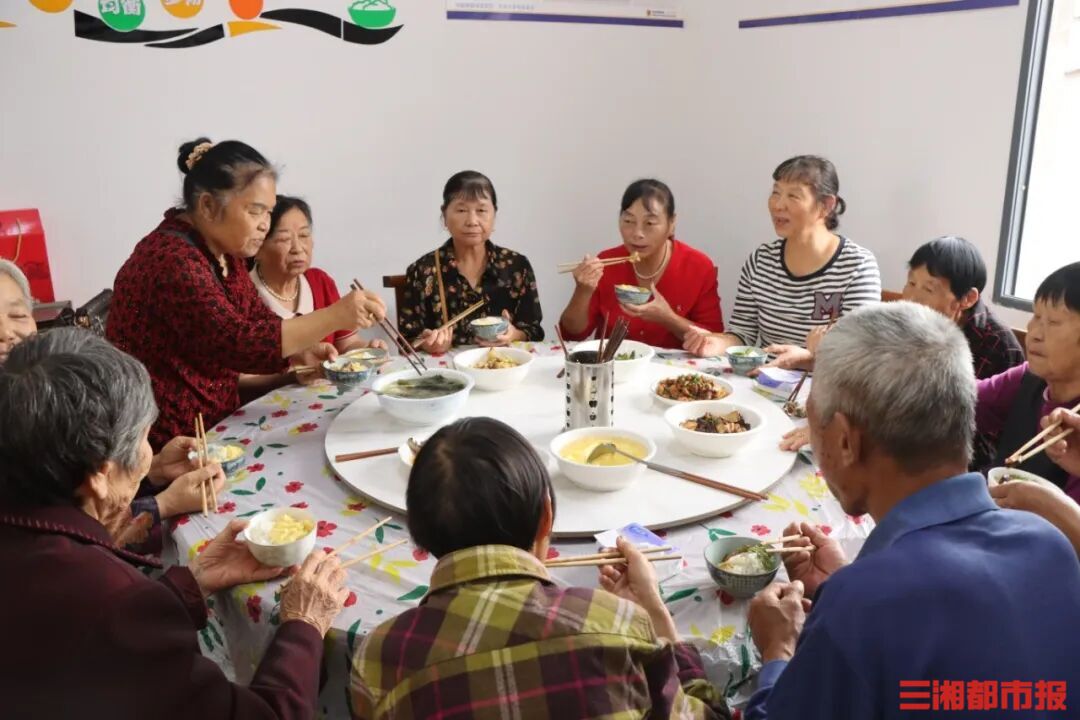 老人可坐公交去食堂,10块钱能吃6个菜 | 小区大事