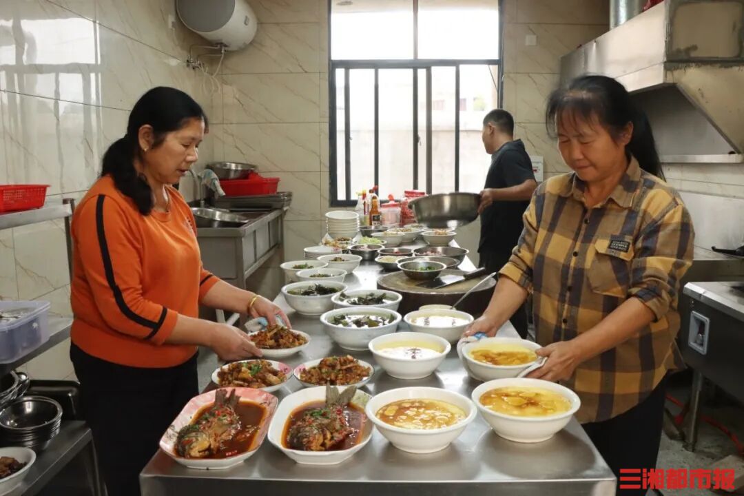 老人可坐公交去食堂,10块钱能吃6个菜 | 小区大事