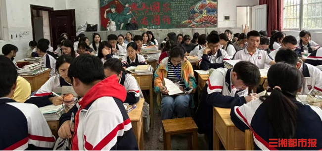共筑英语教师发展共同体！湖南理工大学师生参与岳阳十四中教学视导