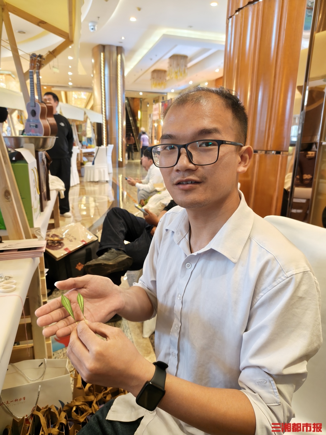 00后残疾小伙巧手“缠”出美丽事业，带动残友就业增收