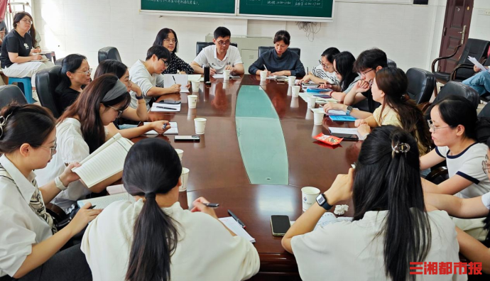 共筑英语教师发展共同体！湖南理工大学师生参与岳阳十四中教学视导