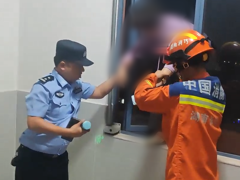 民警劝回10楼窗台上的大姐，还帮她追回治病钱