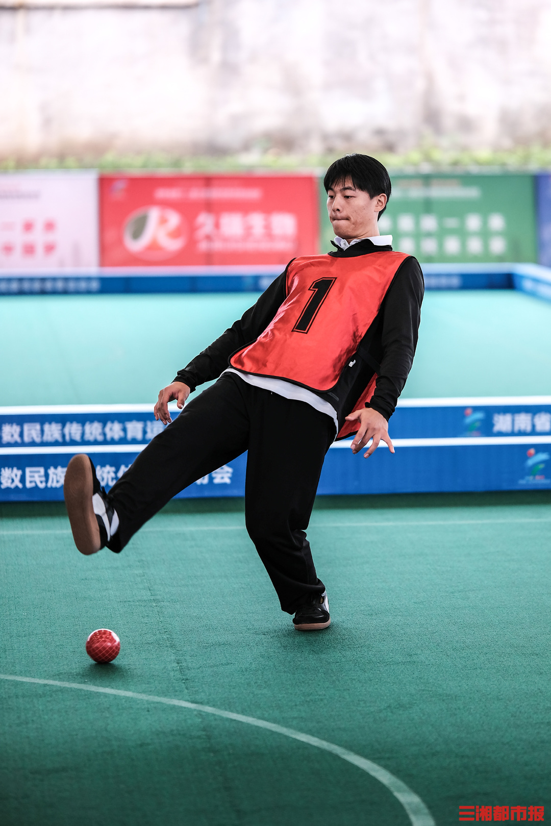 脚搓“斯诺克”，蹴球原来这么玩丨我是刘贵香