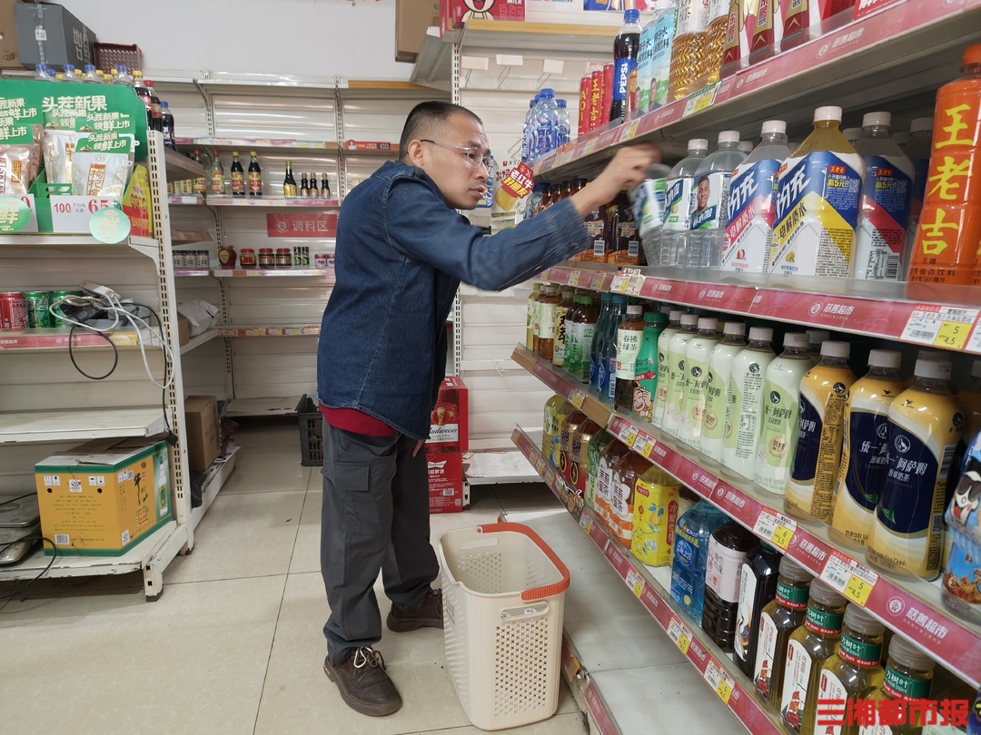 9年爱心超市谢幕，街坊扫货送别，打包返乡的行囊里善意延续｜26℃