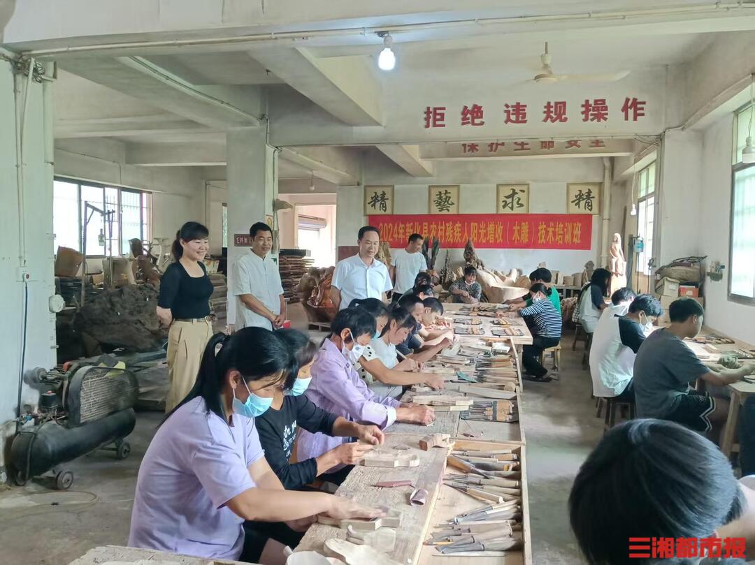 腿脚不便的木雕师傅免费授艺,2000多名残疾人靠手艺站稳了|26℃