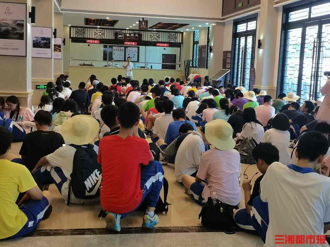 腿脚不便的木雕师傅免费授艺,2000多名残疾人靠手艺站稳了|26℃