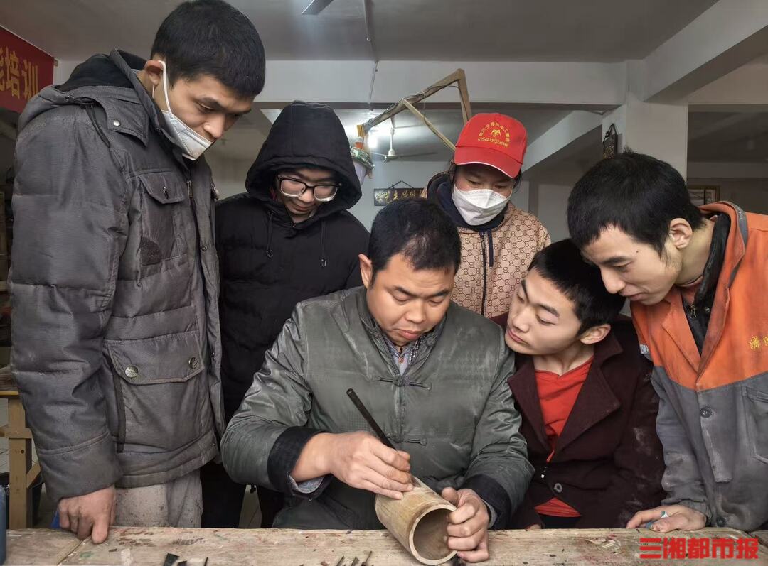腿脚不便的木雕师傅免费授艺,2000多名残疾人靠手艺站稳了|26℃
